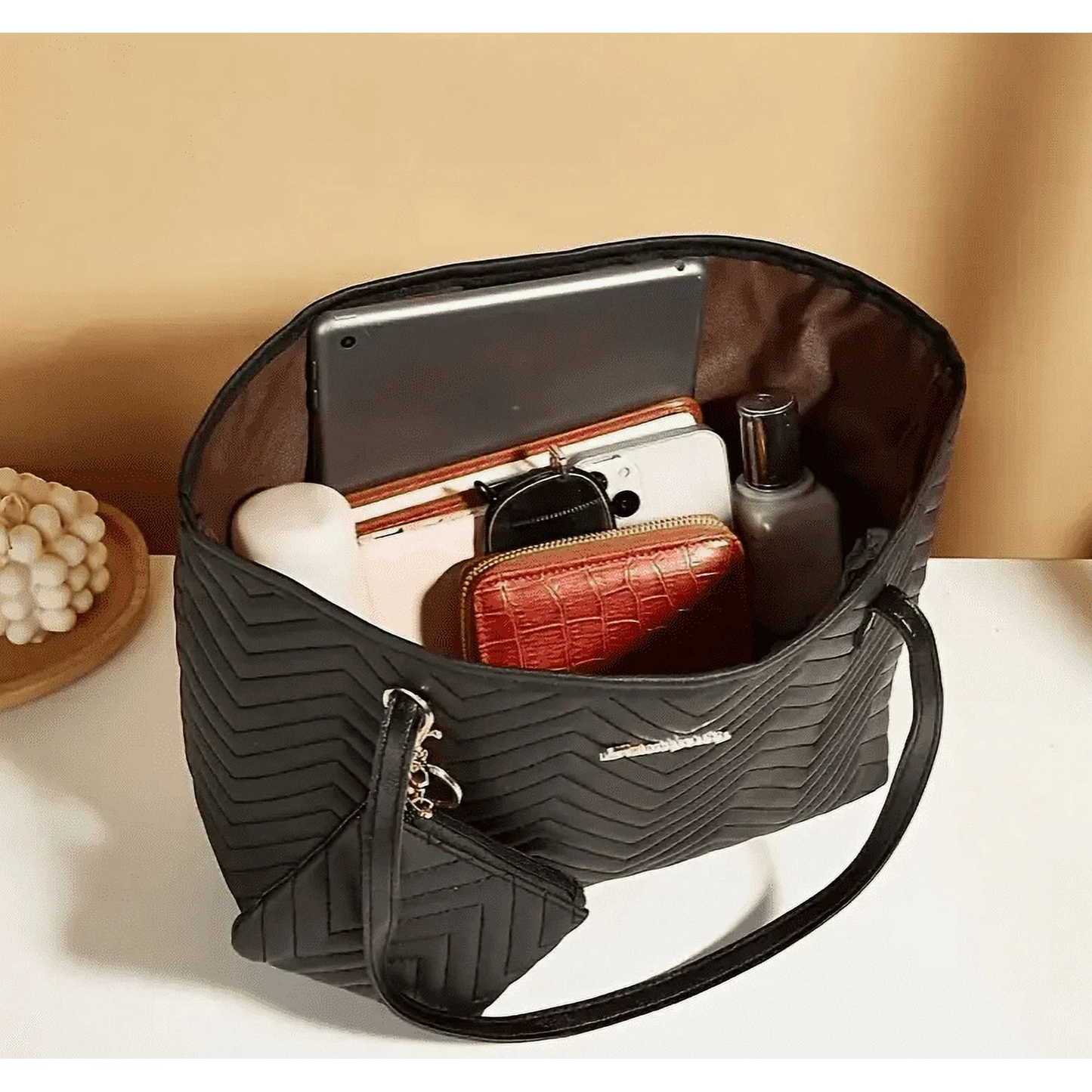 Women's Fashionable Wave Pattern Diamond Plaid Embroidered Shoulder Bag
